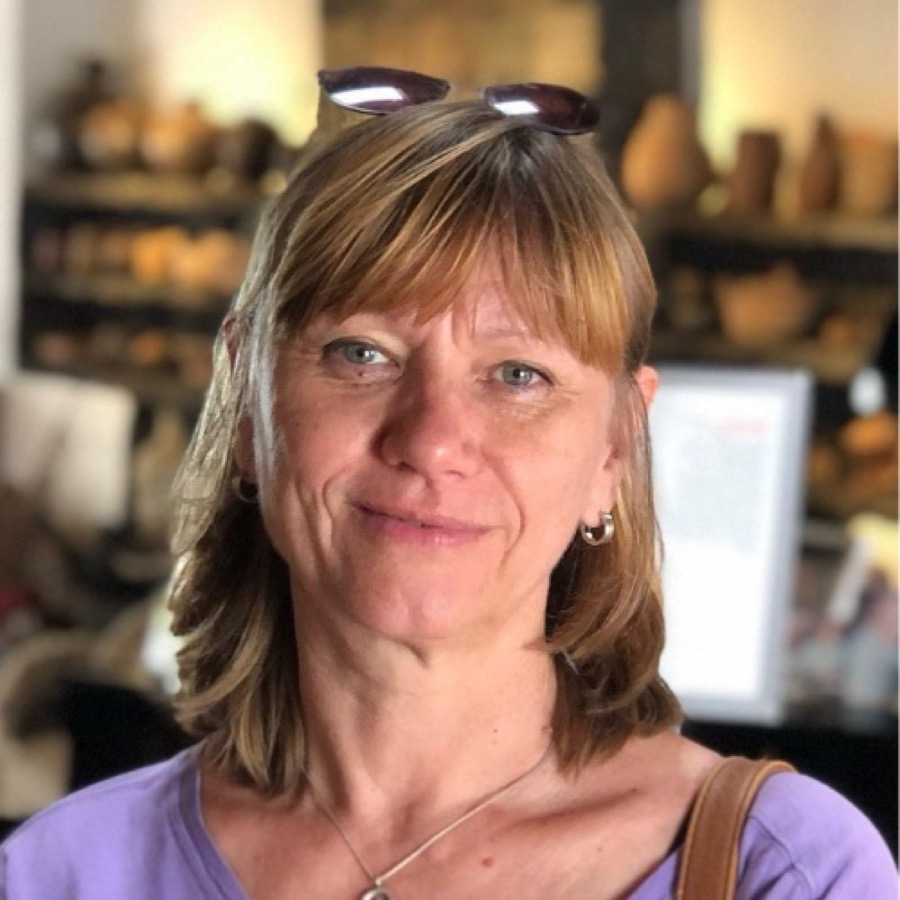 Marion Klaus, systemische Familienaufstellerin, lächelnd